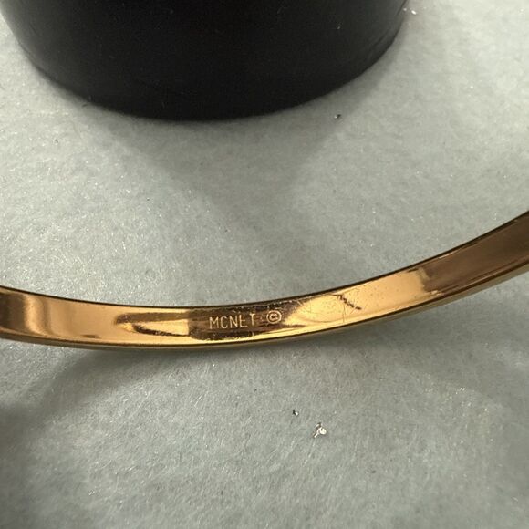 Lot of 2 Monet Gold Tone Bangle Bracelets 2 Styles - Picture 5 of 6